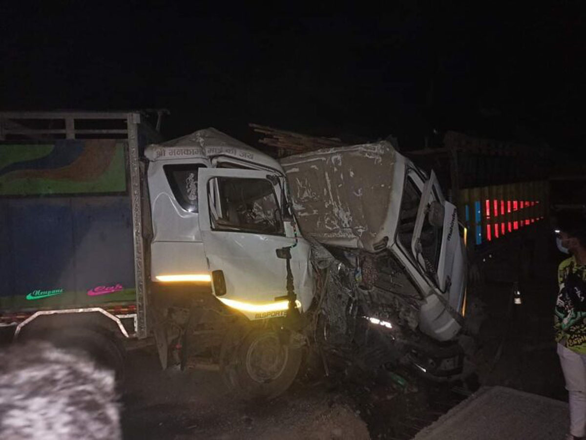नवलपरासीको दुम्कौलीमा दुई ट्रक्र एक आपसमा ठोकिदा दुबै चालकको मृत्यु